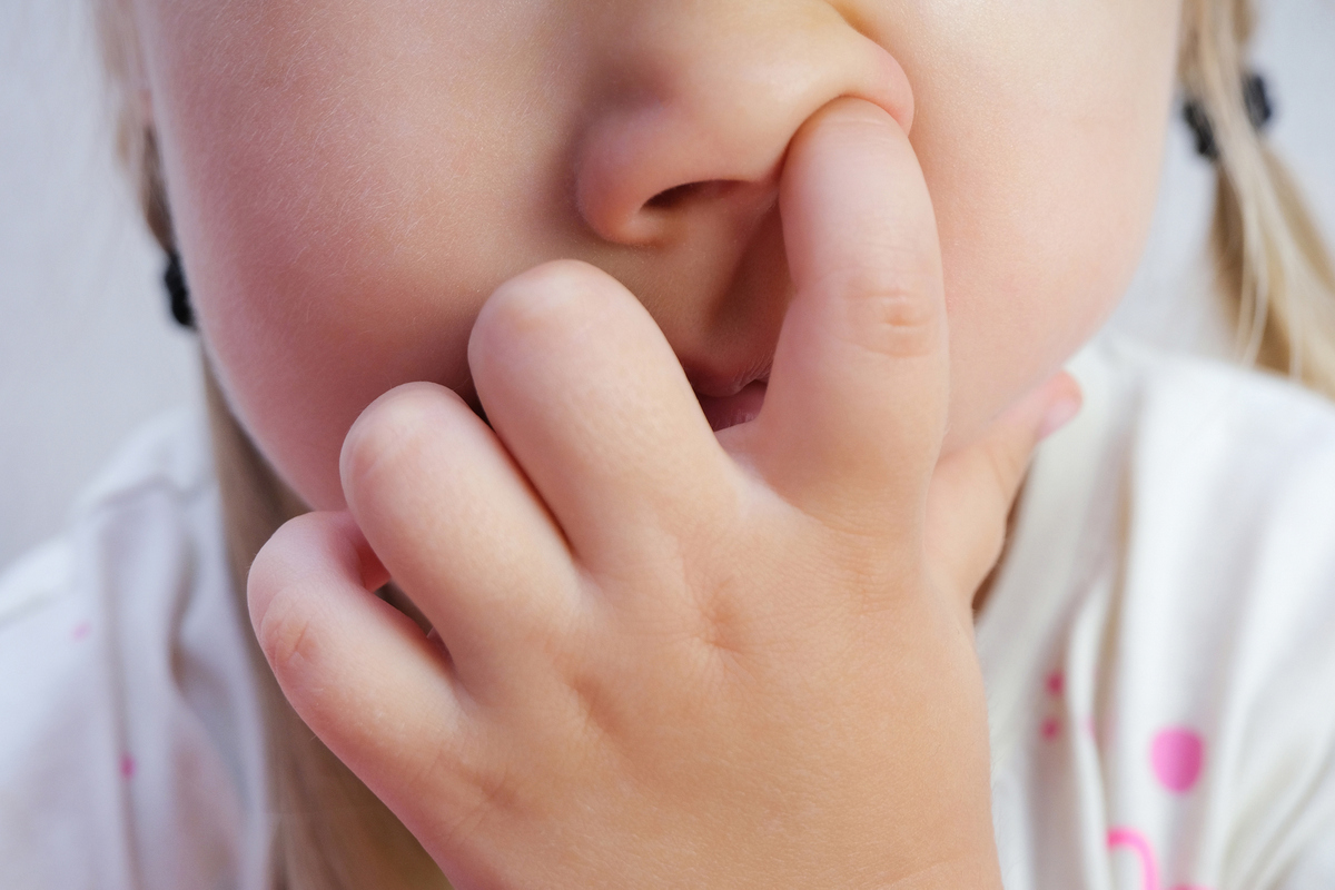Mezi častý zlozvyk u dětí patří dloubání v nose