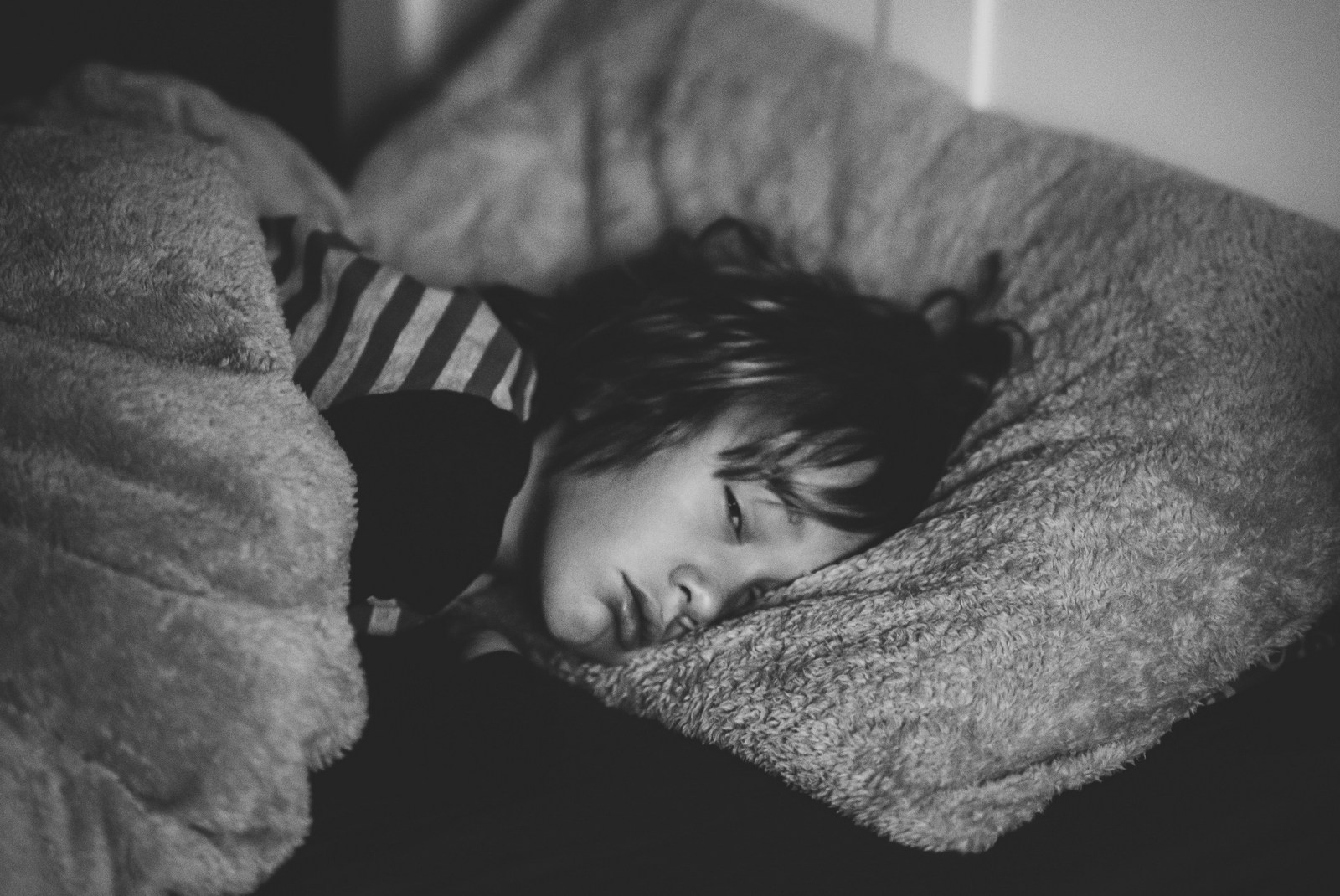 Noční pomočování může dítě trápit